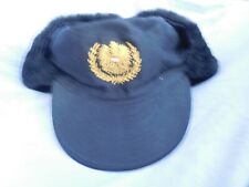 Österreich - schwarze Wintermütze mit "Pelzbesatz" und Stoffabzeichen