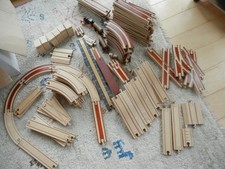 Holzschienen Konvolut ca. 90 Teile, 1 Lock, 2 Waggons