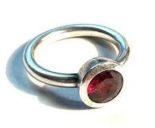 Massiver 925 Silber Ring runde Schiene mit Granat Ø 17,5  RG 55 gepflegt