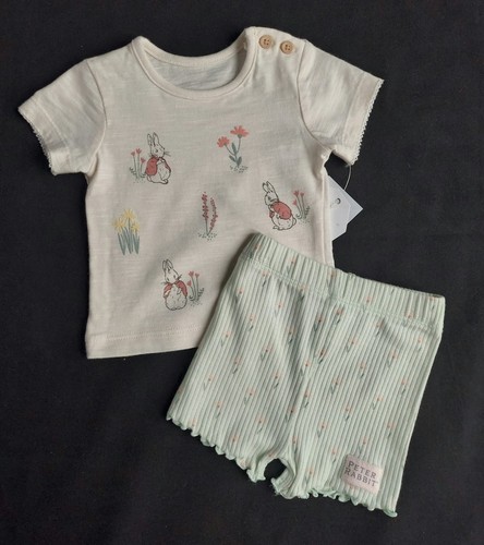 Neugeborenes baby mädchen - neugeborenes,