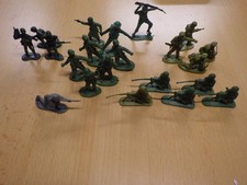 21 Soldaten-Figuren, Kunststoff, diverse Sorten