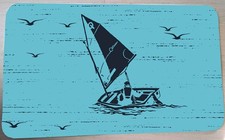 Teppich 45 x 75 cm mit Optimist-Segelboot-Motiv | 5made