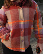 Schicke, karierte Winterjacke