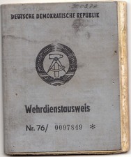 Wehrdienstausweis DDR, viele interessante Eintragungen mit Erkennungsmarke