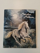 Stickeralbum gefüllt /