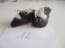 Alte kleine Puppenschuhe in