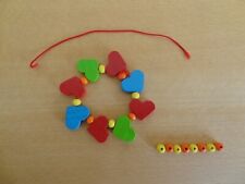 HABA Buntes Armband Herzen aus Holz (2. Gummizug /Perlen zur Reparatur vorhanden
