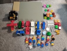 55 Teil Lego Duplo Platte Figuren Autos Blumen Flugzeug PKW Mit Ladefläche 
