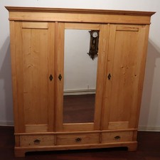 KLEIDERSCHRANK