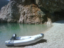 Zodiac Schlauchboot mit Holzplatten-Boden und Außenborder￼