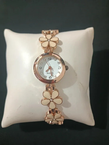 Goldene uhr mit blumen - uhr, und