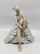 Alte Figur aus Porzellan Unterweissbach - Thüringen, sitzende Ballerina S.7.