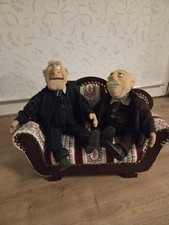 Die Muppet Show Waldorf & Statler mit Sofa Samt Couch Deko Sammlerstück