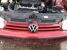 VW Golf 4 1J IV Kühlergrill Frontgrill Grill mit Logo LC3K Canyonrot