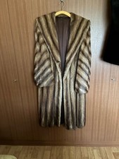 Eleganter Nerzmantel in Mahagoni-Braun Pelzmantel – Elegant mink coat