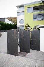 Schiefer Stelen Sichtschutz
