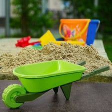 Kinderschubkarre in Grün, Gartenschubkarre aus Kunststoff, Schubkarre