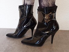 Schwarze Lackstiefeletten mit
