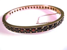 Antiker Armreif mit Granat