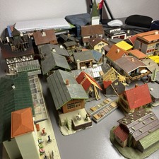 Modelleisenbahn H0 Häuser Bahnhof Feuerwehr brennend Haus Baustelle Gärtner etc.