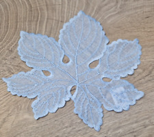 Kleines Organza - Zier - Deckchen Blattform hellblau Ø 18-20 cm bestickt