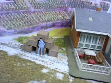 1021 - 6 Strohballen Heuballen Quaderform und rund natur weiß grün für H0 1:87