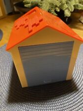 Spielzeug Garage mit Klapptor und Dachziegelapplikationen (1 fehlt) guter Zust.