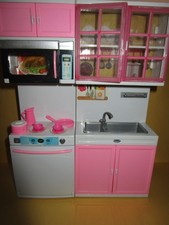 BZ-35)ZWEI BARBIE KÜCHENELEMENTE (SPÜLE MIT VITRINE+SPÜLMASCHINE MIT MIKROWELLE)