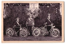 Fotografie Herny Magel, Ilsdorf, junge Männer mit verzierten Fahrrad / Halbrenn 