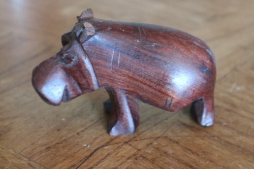 Kleines nilpferd aus holz - nilpferd,