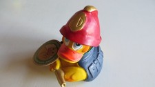 Badeente Quitscheente Feuerwehr mit Löschschlauch ~ Naturkautschuk