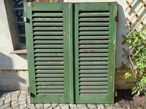 Zwei alte fensterläden mit - alte,