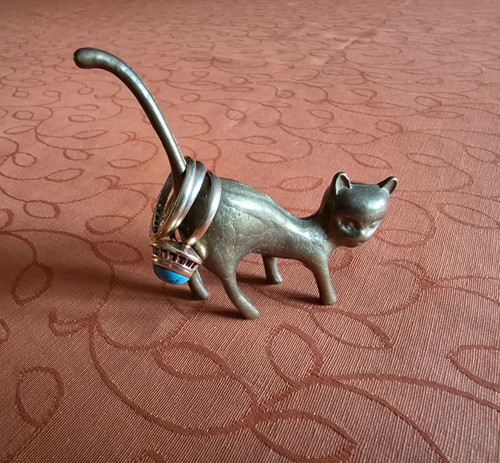 Messingkatze als ringhalter - messingkatze,