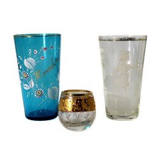 2 Sektbecher mit Emailmalerei und 1 Tummler um 1900