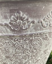 Landhaus Stil Blumentopf Jardiniere Erika Zink white wash Übertopf Lila