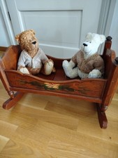 Antike Puppenwiege mit Zwei