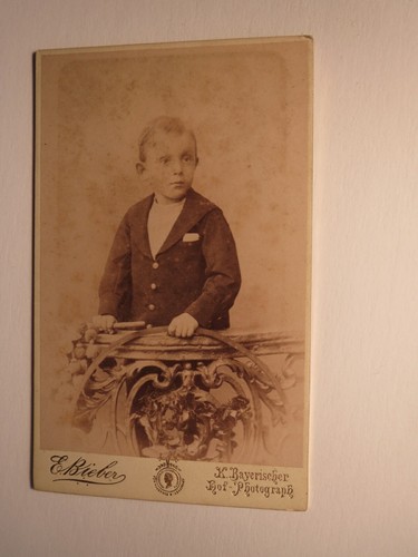 Stehender kleiner junge - stehender,