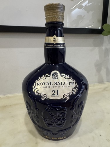 Royal salute blended scotch - royal,