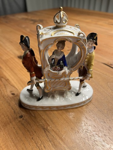Porzellanfigur einer dame in - porzellanfigur,,