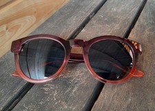 Sonnenbrille rot lila pink rund