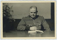 Orig. Foto Portrait Polizei-Hauptwachtmeister mit Orden Ordensspange