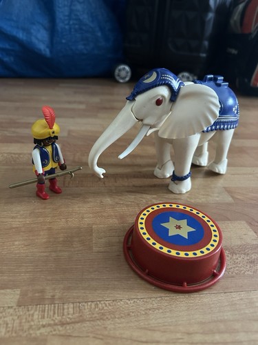 Albino elefant mit - mit, dompteur