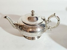 englische Teekanne versilbert