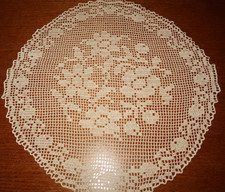 Gehäkeltes Deckchen-Handarbeit-Häkeldeckchen-Spitzendeckchen-Tischdecke