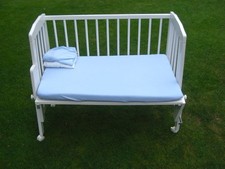 FabiMax Baby Beistellbett mit Matratze und Bezügen in weiß