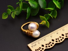 B15 Ring aus Golddraht gewickelt mit 2 weißen Süßwasserperlen verstellbar
