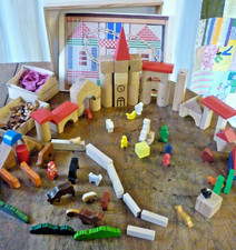 Zusammengesetzter Holzbaukasten mit Tieren u.a.Holzkasten Bausteine Figuren alt