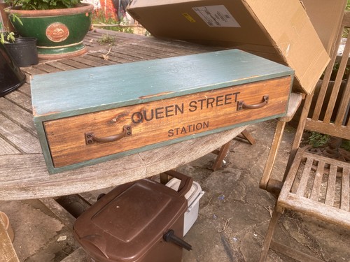 Vintage retro queen street - retro, "queen
