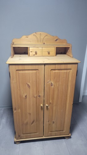 Schrank aus kiefernholz mit - pc,