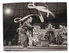 Foto Asiate mit Band Zirkus wohl 1960er Jahre Artistik Akrobatik Variete Zircus